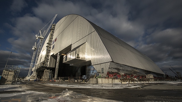 Die Sicherheitshülle, die gegenwärtig über den bestehenden Sarkophag des vierten Reaktorblocks von Tschernobyl geschoben wird, gilt als weltweit grösstes bewegliches Bauwerk.