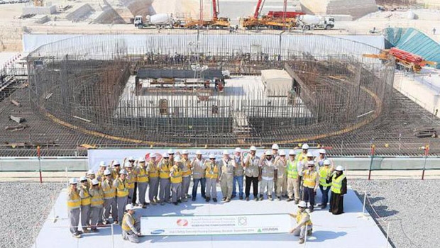 Vertreter der Emirates Nuclear Energy Corporation (Enec) und der Korea Electric Power Corporation (Kepco) feiern das Giessen des ersten Betons von Barakah-3.