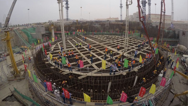 Arbeiter giessen den ersten Beton für die ACPR-1000-Einheit Hongyanhe-6 in der chinesischen Provinz Liaoning.