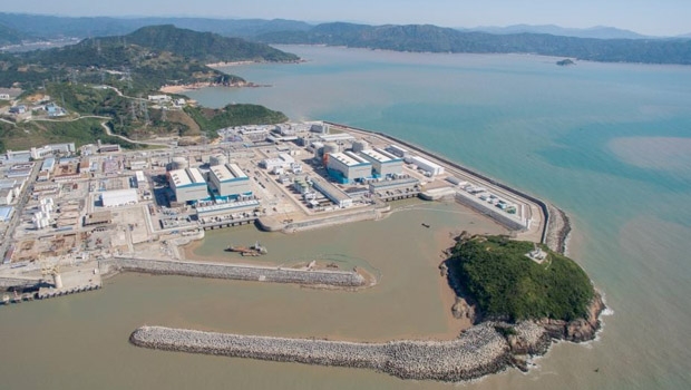 Am 10. Juni 2015 hat die Kernkraftwerkseinheit Ningde-3 (zweite von links) den kommerziellen Betrieb aufgenommen. In China produzieren somit 25 Blöcke kommerziell Strom, die zusammen eine elektrische Leistung von knapp 22 GW bereitstellen.