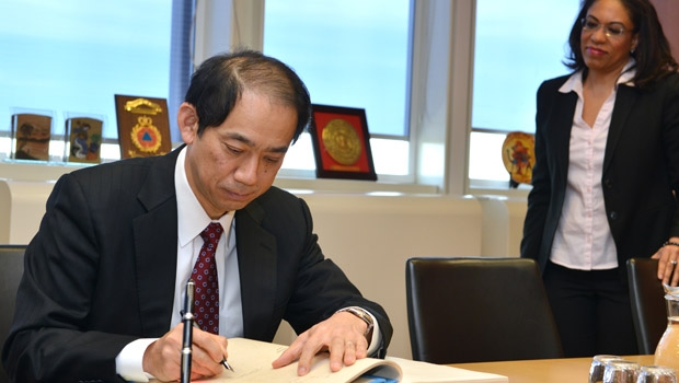 L’ambassadeur Mitsuru Kitano, représentant permanent du Japon auprès de l’AIEA, signe la CRC au siège de l’AIEA à Vienne.
