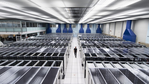 Seit Februar 2013 ist die Serverfarm des Cern in Genf-Meyrin mit dem Rechenzentrum des Wigner Research Center for Physics in Budapest verbunden. Das Cern-Datenzentrum (hier im Bild) nimmt eine Fläche von 1450 m2 ein und beansprucht für den Betrieb rund 3,5 MW elektrische Leistung.