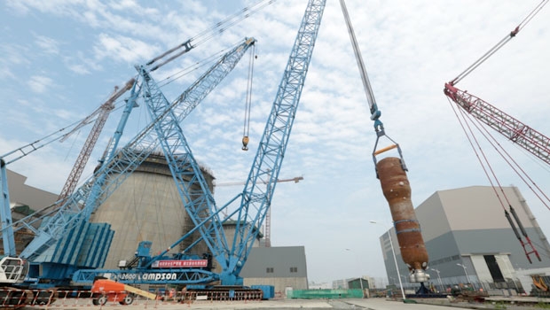Der zweite Dampferzeuger der AP1000-Einheit Sanmen-2 in China wird ins noch offene Reaktorgebäude gesetzt.