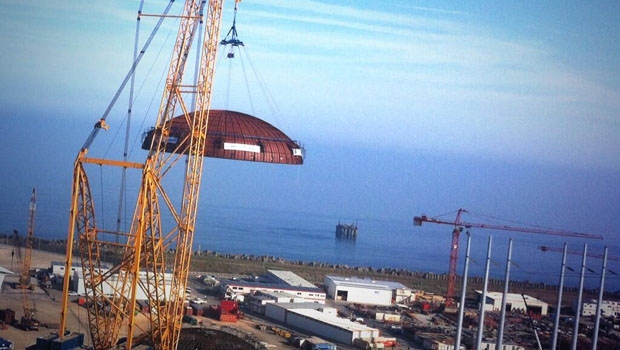 Die 260 t schwere Reaktorgebäude-Kuppel des EPR Flamanville-3 ist erfolgreich gesetzt worden.