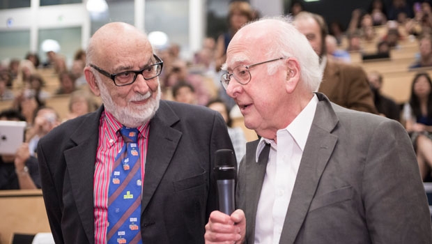 François Englert et Peter W. Higgs reçoivent le prix Nobel de physique 2013.