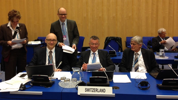 Die Schweizer Delegation um Ensi-Direktor Hans Wanner (Bildmitte) an der fünften Überprüfungskonferenz des internationalen Übereinkommens über die Sicherheit der Behandlung abgebrannter Brennelemente und über die Sicherheit der Behandlung radioaktiver Abfälle der IAEO.