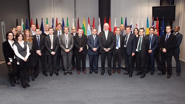 Europa setzt beim Bau des Iter einen wichtigen Meilenstein. Vertreter der europäischen F4E und des VFR-Konsortiums bei der Zeremonie zur Vertragsunterzeichnung.