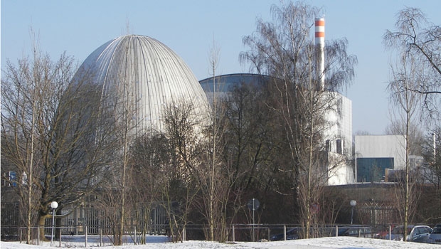 La source neutronique de recherche Heinz Maier-Leibnitz (FRM II) de l’Université technique de Munich est exploitée depuis 2004. A gauche, son prédécesseur arrêté: le réacteur de recherche de Munich (FRM), aussi appelé l’«œuf atomique».