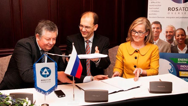 Le réacteur à eau sous pression du type russe AES-2006 destiné à Hanhikivi 1: Djomart Aliev, directeur général de Rusatom Overseas (gauche), Juha Nurmi, CEO de Fennovoima, et Kristiina Leppänen, CLO de Fennovoima, lors de la signature du contrat.
