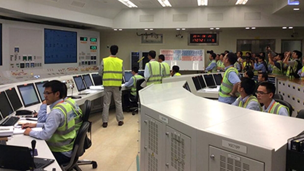 Die Belegschaft im Kontrollraum kurz vor der ersten Stromabgabe von Fuqing-1.