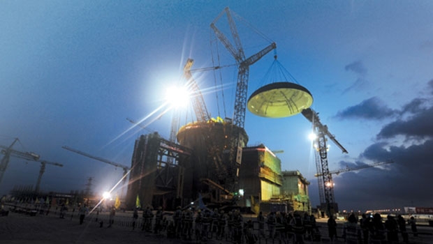 Die Reaktorkuppel von Fuqing-3 wird frühmorgens auf das Reaktorgebäude aufgesetzt.