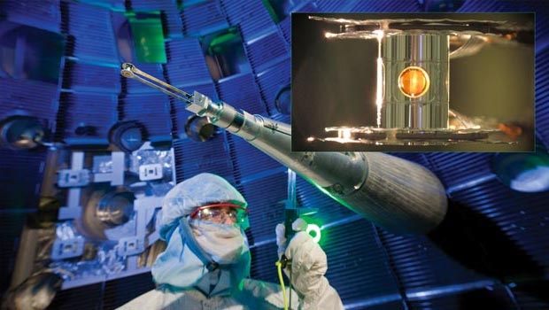 192 lasers pointent vers un petit cylindre en or dans lequel se trouve une capsule sphérique contenant du combustible de fusion à base de deutérium et de tritium.