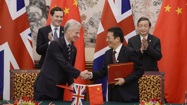 Lord Deighton, Commercial Secretary to the Treasury, und Xu Yongshen, stellvertretender Leiter des chinesischen Energiedepartements, unterzeichneten am 15. Oktober 2013 eine Absichtserklärung zur Zusammenarbeit in der zivilen Nutzung der Kernenergie.