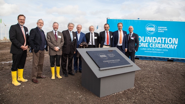 La première pierre de la source européenne de spallation (ESS), la plus puissante source de neutrons au monde, a été posée le 9 octobre 2014 à Lund, dans le sud de la Suède.
