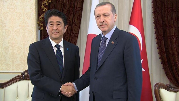 Shinzo Abe, japanischer Premierminister, und Recep Tayyip Erdogan, türkischer Ministerpräsident, schliessen eine strategische Regierungsvereinbarung zum Bau eines zweiten Kernkraftwerks in der Türkei ab.