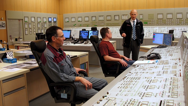 Soutenir la motivation existante – Herbert Meinecke, directeur de la centrale nucléaire de Gösgen, en discussion avec des opérateurs dans la salle de commande.
