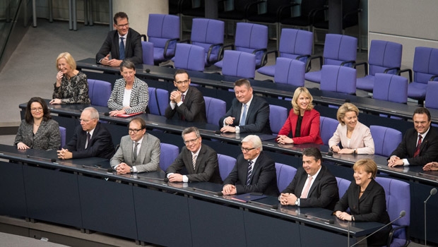 Les ministres nommés ayant prêté serment, le nouveau Cabinet allemand peut désormais prendre ses fonctions. Ici: le vice-chancelier et ministre de l'Economie et de l'Energie Sigmar Gabriel (premier rang, second en partant de la droite) et la ministre de l'Environnement Barbara Hendricks (second rang, seconde en partant de la gauche).
