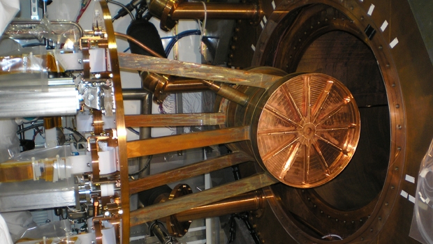 Die Time Projection Chamber, das Herzstück des EXO-200 wird in den Kryostat eingeführt. Die Messeinrichtung liegt rund 650 m unter der Erdoberfläche.