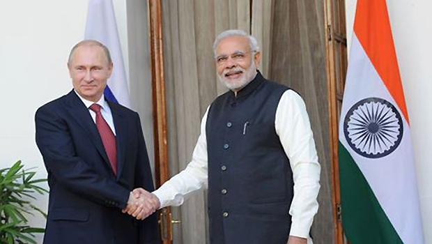 Le président russe Vladimir Poutine (gauche) et le Premier ministre indien Narendra Modi ont fait part le 11 décembre 2014 de l’intention de l’Inde de mettre en service au moins douze nouvelles tranches nucléaires russes dans les 20 prochaines années.