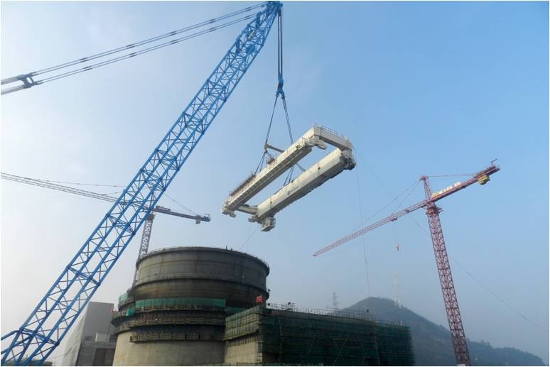 Le pont roulant sur voie circulaire a été posé en mi-janvier 2013 dans le bâtiment du réacteur de Sanmen 1.