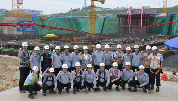 Des travailleurs de la centrale célèbrent le lancement officiel de la construction de Shin-Hanul 2 (anciennement Shin-Ulchin 2).