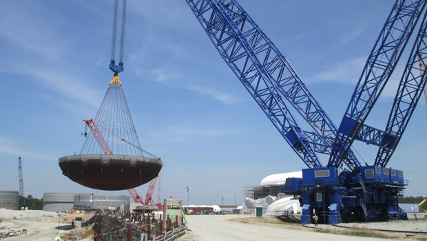 Une des plus grandes grues du monde soulève les quelque 900 tonnes de la calotte de base du confinement de la tranche nucléaire américaine Virgil C. Summer 3.