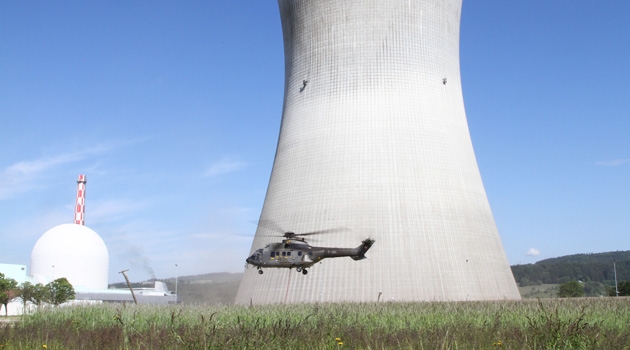 Ein Super Puma der Schweizer Luftwaffe setzt beim Kernkraftwerk Leibstadt eine Notfallpumpe aus dem Lager Reitnau ab.