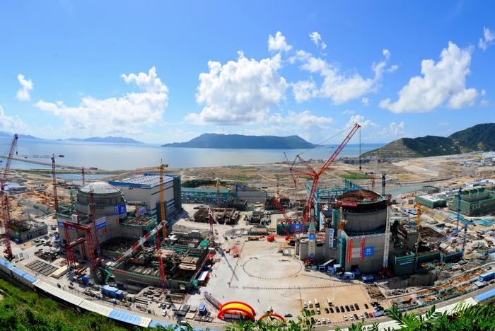 Die Reaktorkuppel von Taishan-2 (rechts im Bild) ist aufgesetzt. Links im Bild sind die Baufortschritte bei Taishan-1 sichtbar.