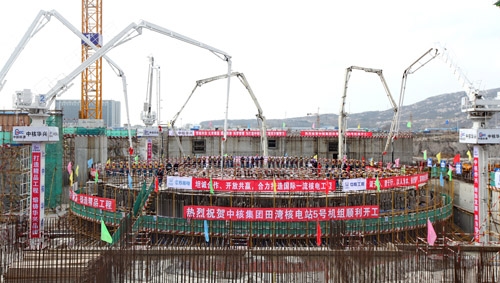 Am 27. Dezember 2015 wurde der erste Beton für Tianwan-5 gegossen. Das ist der dritte Baubeginn innert wenigen Tagen in China. Insgesamt sind weltweit 66 Einheiten in Bau, wovon sieben 2015 in Angriff genommen wurden.