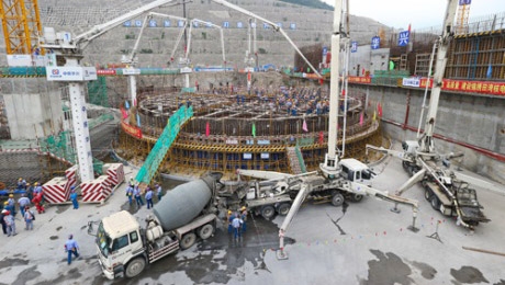 Le premier béton de la tranche Tianwan 6, du type ACPR-1000, a été coulé le 7 septembre 2016. Cela porte à 20 le nombre de tranches en construction en Chine.