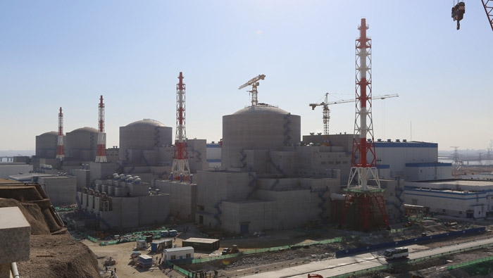 Am 30. Dezember 2017 hat Block 3 des chinesischen Kernkraftwerks Tianwan erstmals Strom ans Netz abgegeben. Tianwan-4 (im Vordergrund) steht noch in Bau. Es handelt sich bei allen vier Blöcken um russische WWER-1000-Einheiten.