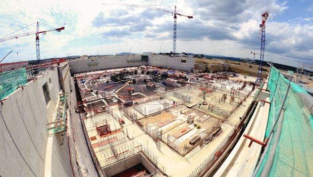 Am 26. Juni 2014 gossen Arbeiter im Süden der Iter-Tokamakgrube den Beton für die dritte und letzte Fundamentsektion des Tritiumgebäudes.