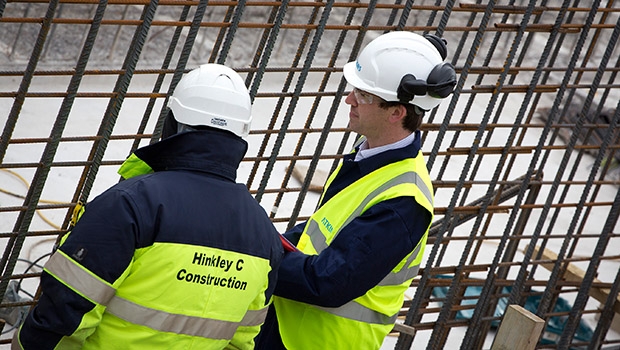 Für den Bau von Hinkley Point C und den Aufbau der benötigten Infrastruktur sollen insgesamt rund 25’000 Arbeitsplätze geschaffen werden und während der intensivsten Bauphase rund 5600 Personen auf der Baustelle beschäftigt sein. Über die Laufzeit von 60 Jahren werden 900 Personen im Kernkraftwerk tätig sein.