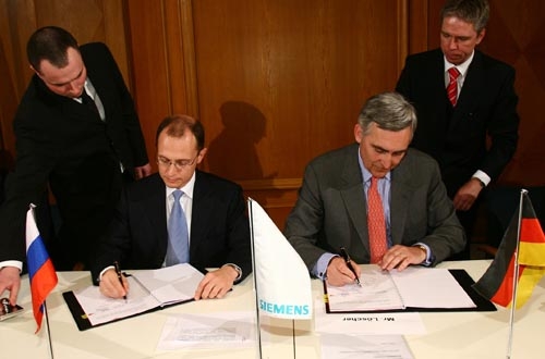 Sergei Kirijenko, Generaldirektor der Rosatom (links), und Peter Löscher, Vorstandsvorsitzender der Siemens, unterzeichnen eine Absichtserklärung zur Gründung eines Joint Venture, das die Entwicklung der russischen Druckwasser-Technologie weiter vorantreiben soll.