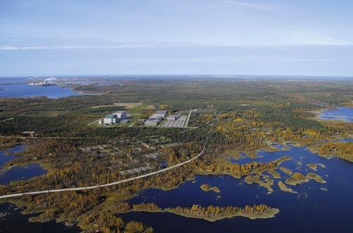 Die Fotomontage zeigt einen ABWR am möglichen Standort Simo in Lappland. Der Gemeinderat von Simo hat sich Mitte Juni 2009 für den Bau eines Kernkraftwerks ausgesprochen, so wie auch die Gemeinderäte der zwei weiteren zur Diskussion stehenden Gemeinden. Der Reaktortyp ist noch nicht bestimmt.