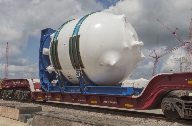 Zwei Kern-Makeup-Wassertanksfür die AP1000-Einheit Vogtle-4 sind aus Italien im Hafen Savannah angekommen. Der Hafen hat seit Mai 2014 über 22’500 t Ausrüstungen und Komponenten für das Neubauprojekt abgefertigt.