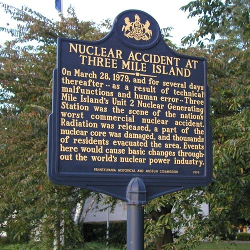 Une plaque commémorative a été installée le 25 mars 1999 à un kilomètre environ au sud du portail principal de la centrale nucléaire de Three Mile Island.