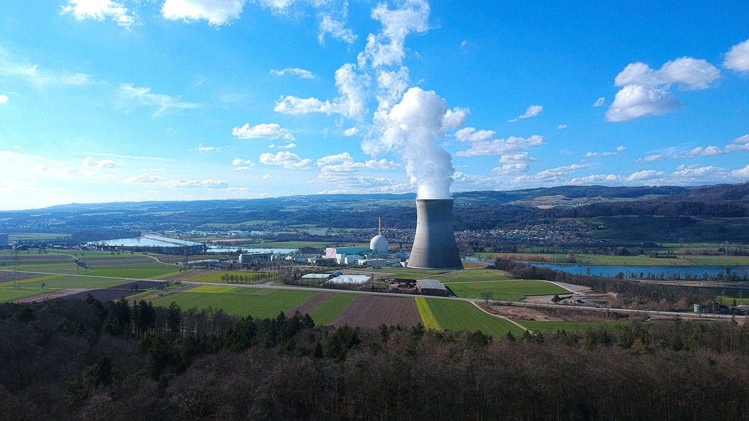 Prise de vue aérienne de la centrale nucléaire par un drone