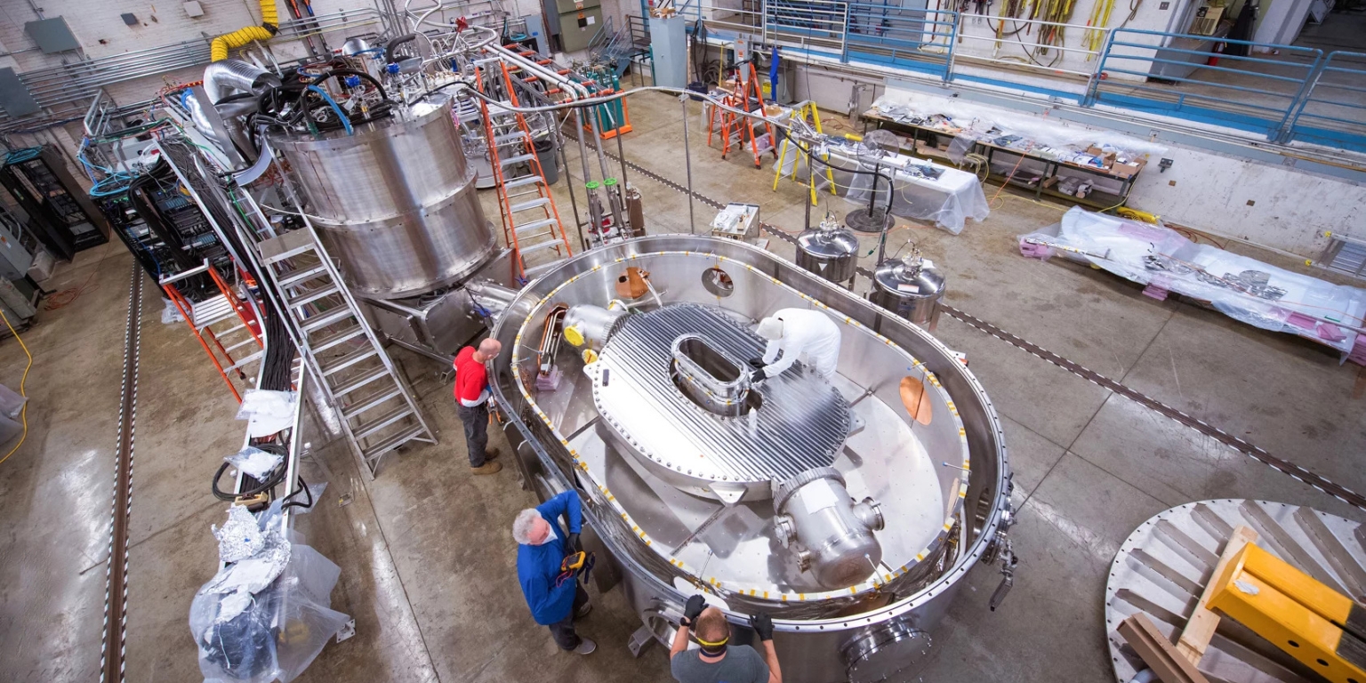 Mitarbeiter des Start-ups Commonwealth Fusion Systems bauen den supraleitenden Magneten in den Teststand ein.