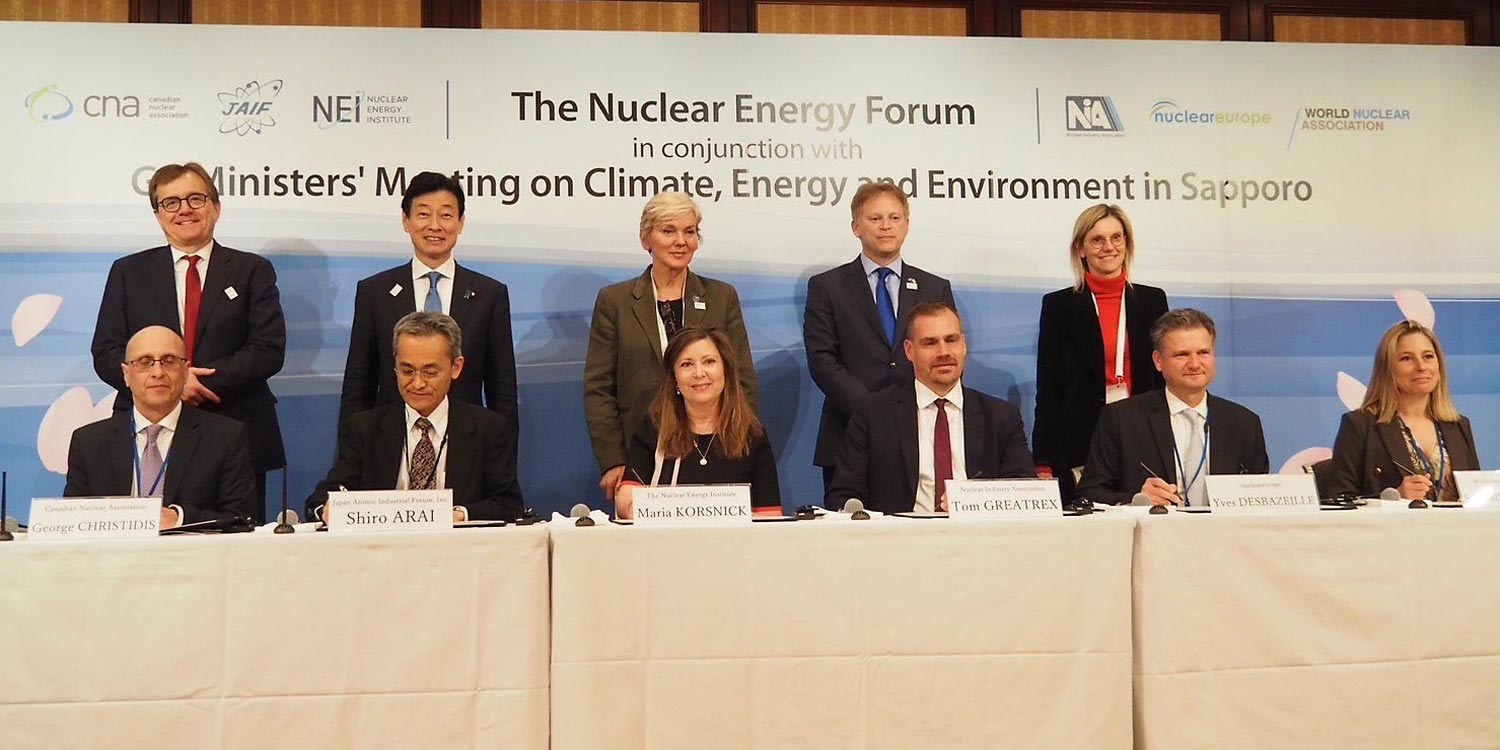 Unterzeichnung auf dem Nuclear Energy Forum