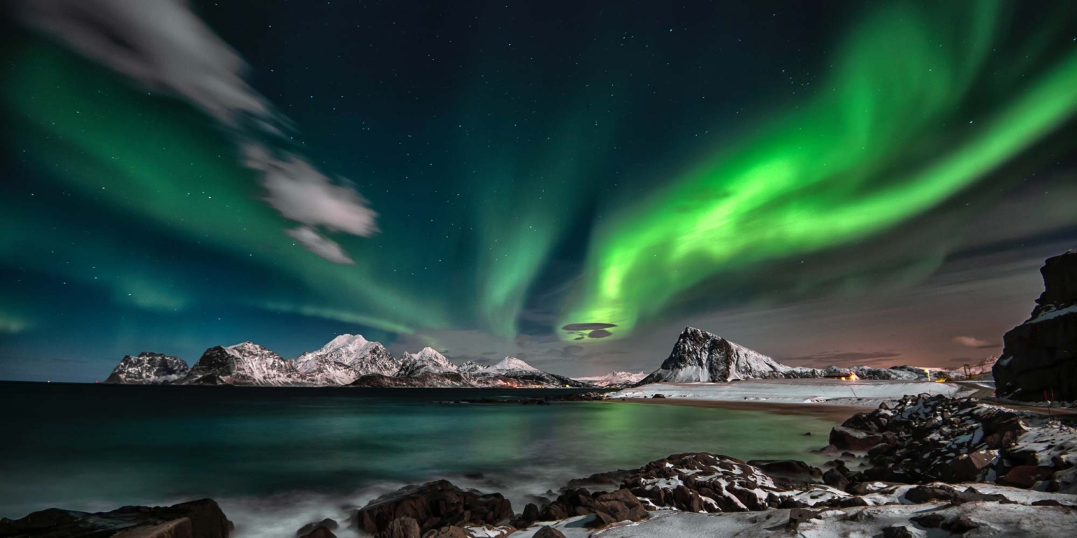 Polarlicht über norwegische Gemeinde