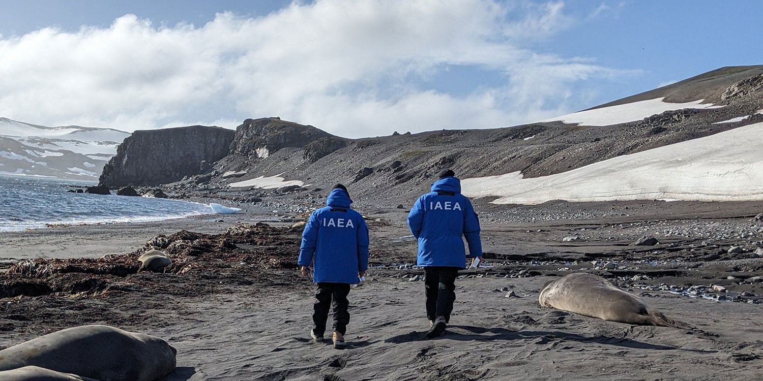 Des spécialistes de l’AIEA prélèvent des échantillons dans l’Antarctiqu