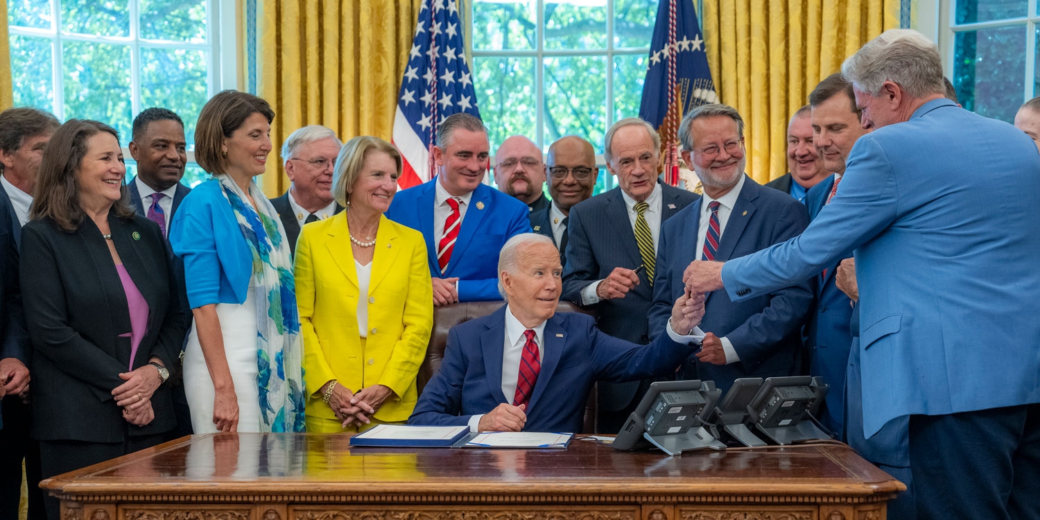 Le président américain Joe Biden signe la loi Advance