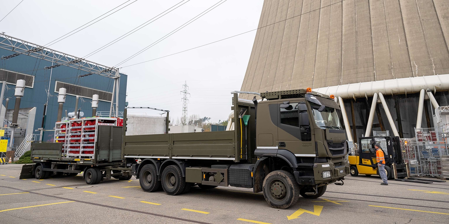 Militärlastwagen vor dem Kernkraftwerk Gösgen