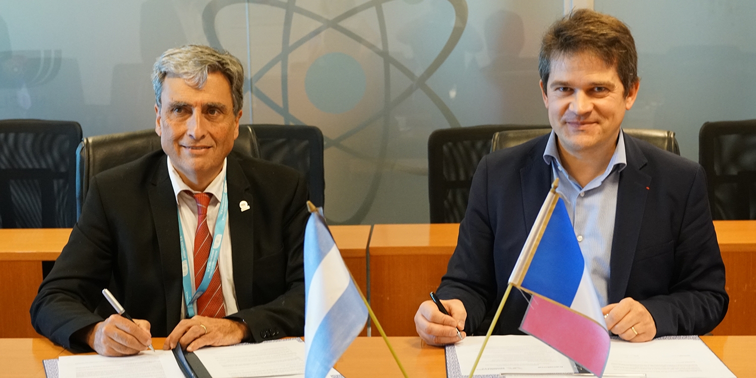 Alberto Lamagna, Präsident von Nucleoeléctrica Argentina (links), und François Gauché, Vizepräsident von Framatome Healthcare