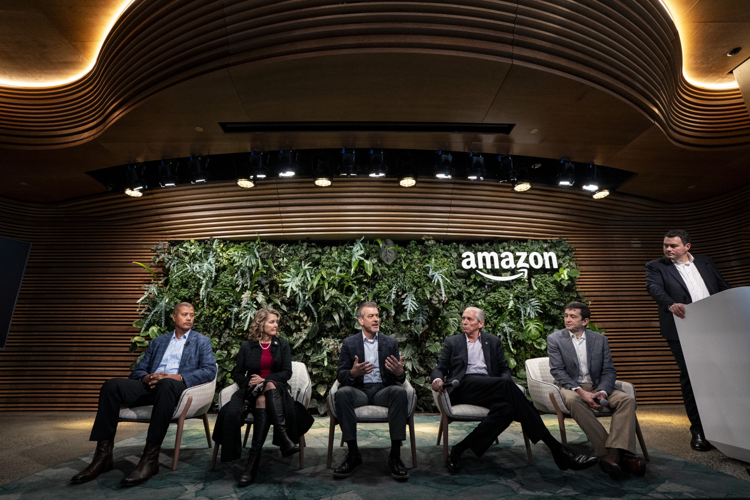 Ed Baine (Dominion Energy Virginia), Caren Merrick (Secretary of Commerce & Trade, Virginia), Greg Cullen (Energy Northwest), Clay Sell (X-energy) und Kevin Miller (AWS) während der Podiumsdiskussion zur Ankündigung der SMR-Vereinbarungen mit Amazon am 16. Oktober 2024.