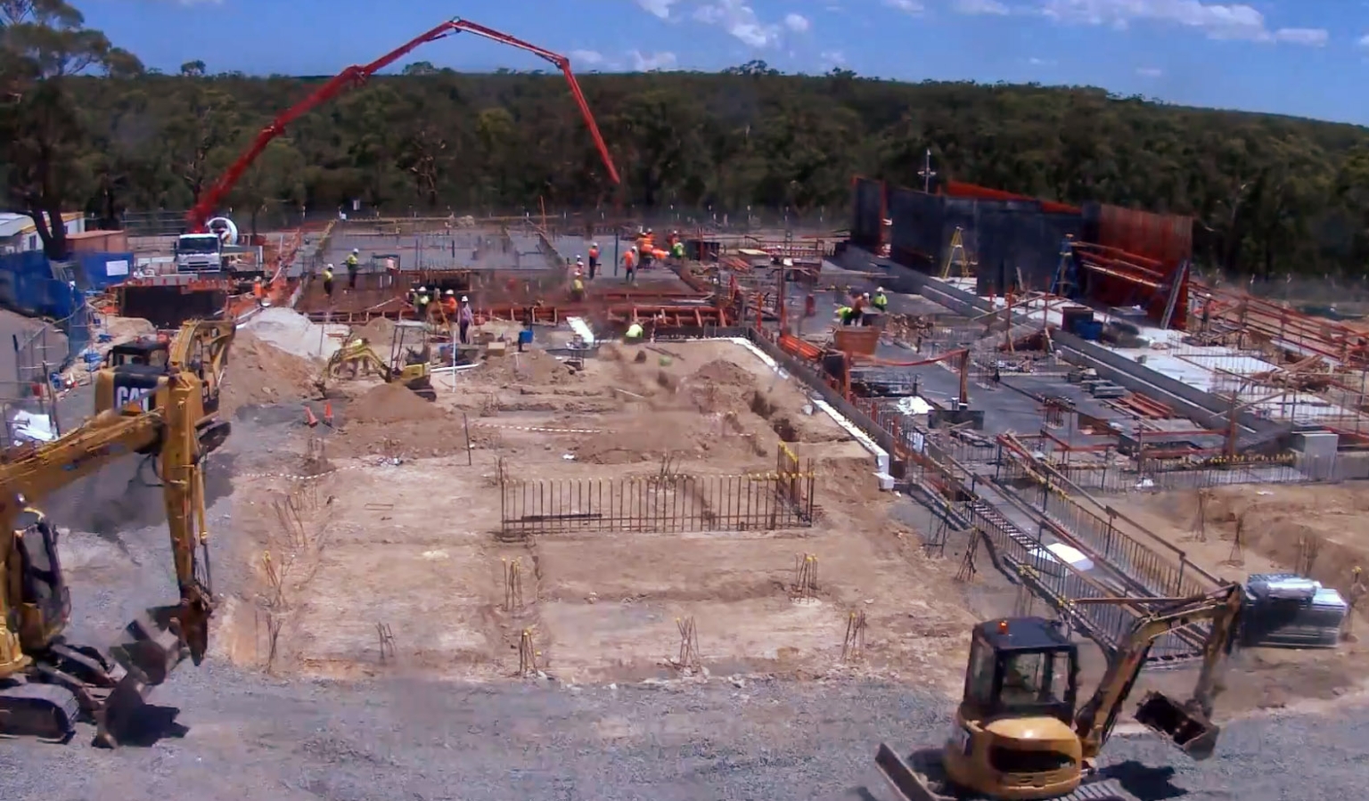 Arbeiter giessen den ersten Beton für die neue Molybdän-Fabrik auf dem Gelände der australischen Ansto im australischen New South Wales.