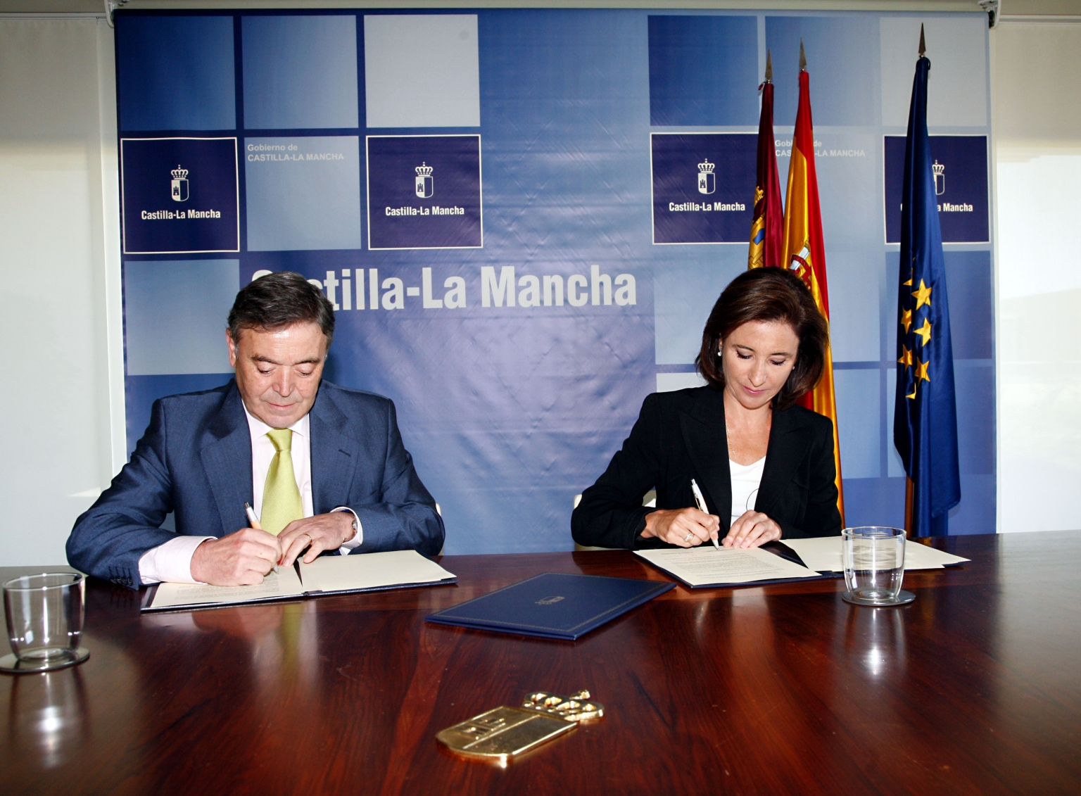 Francisco Gil-Ortega Rincon, président d’Enresa, et Marta Garcia de la Calzad, responsable de l’autorité de développement régionale Castille-La Manche, signent un accord de coopération en vue de l’amélioration des routes aux abords du futur dépôt intermédiaire.