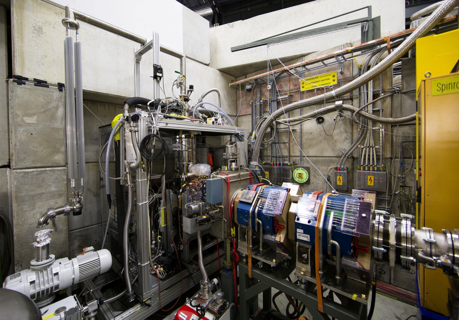 Ce dispositif expérimental est utilisé par les scientifiques pour détecter les atomes d’hélium pioniques. Les pions entrent dans l’appareil par la droite, le rayon laser par la gauche.