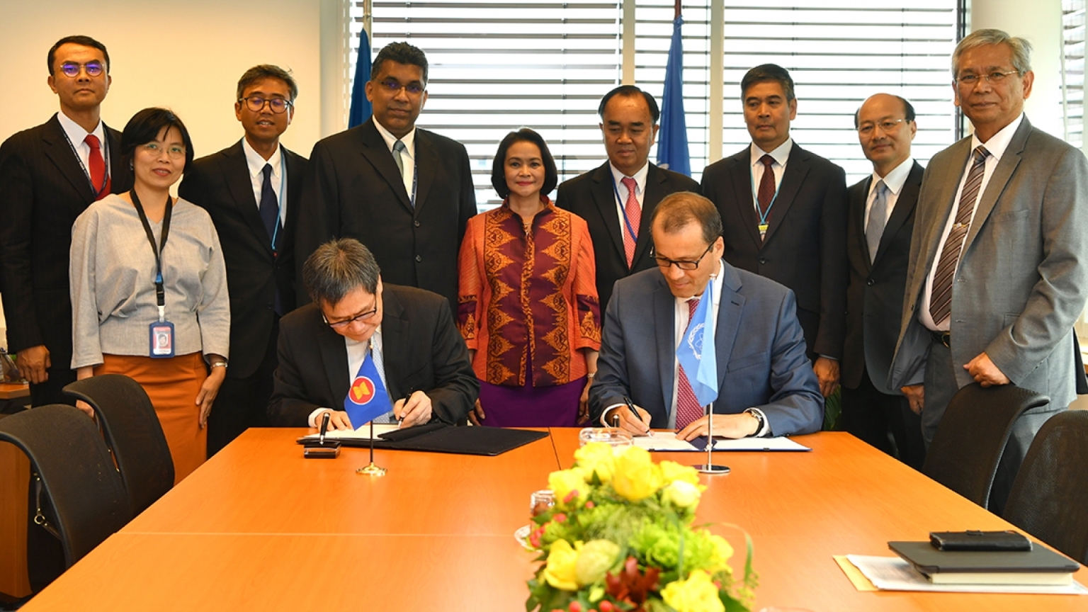Le secrétaire générale de l’Asean, Dato Lim Jock Hoi, et le directeur général de l’AIEA par interim, Cornel Feruta, signent les accords pratiques relatifs à leur collaboration.